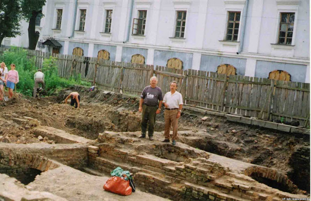 М.М.Кучинко і Д. Козак на розкопках на Кафедральній, 13 Фото з архіву Кучинка М.