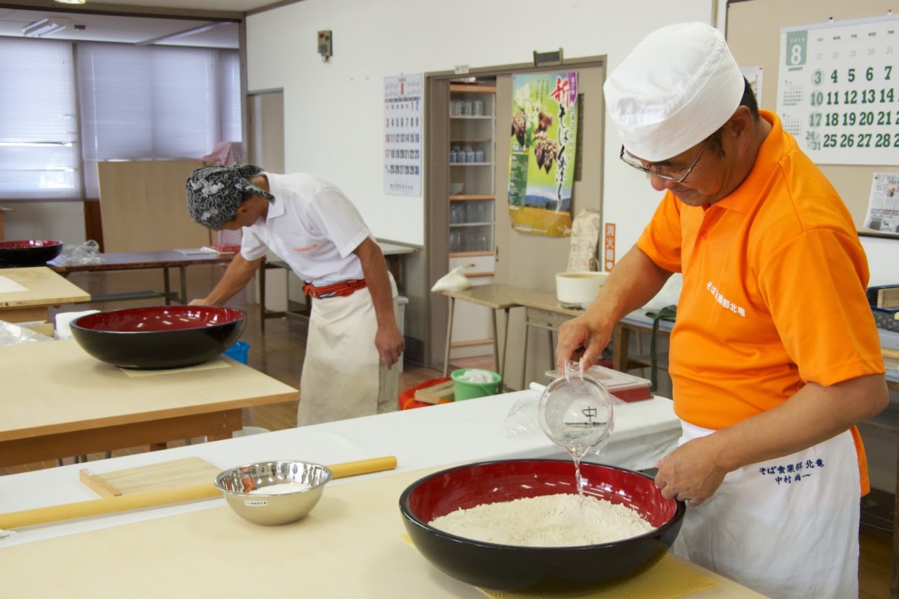 水を少しずつ（３分の１くらいずつ）、上の方からまわしかけていく