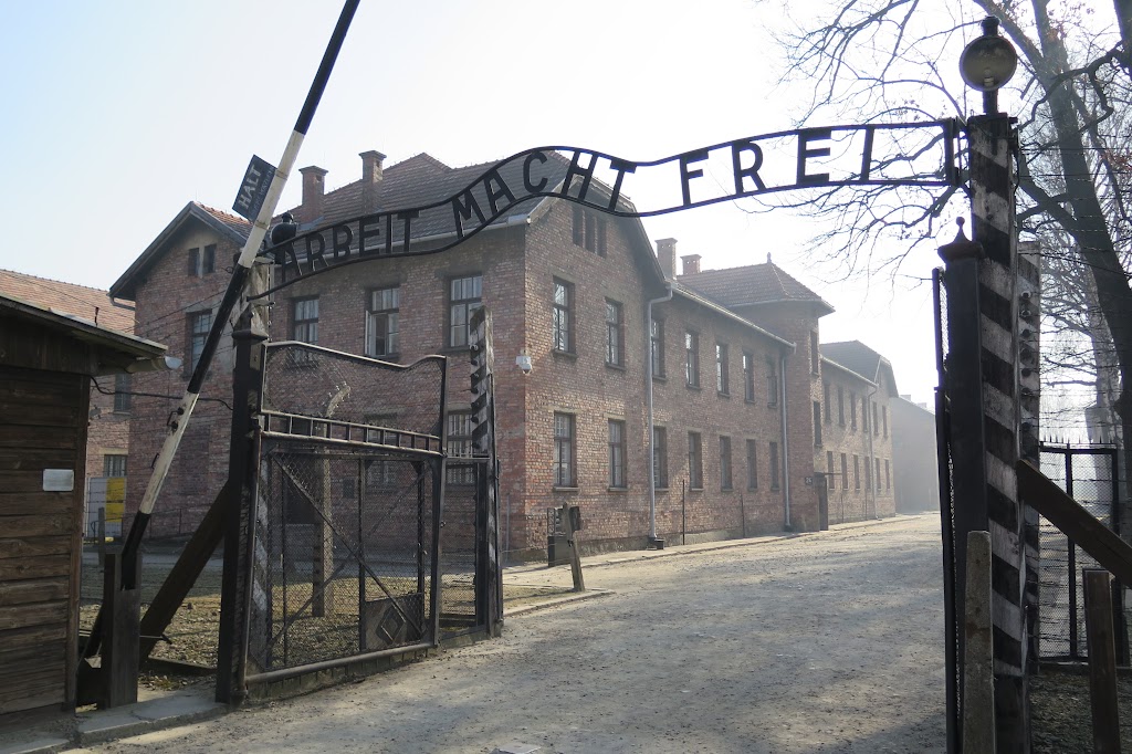 Der Eingang ins Stammlager Auschwitz mit dem "Arbeit macht frei"-Schriftzug