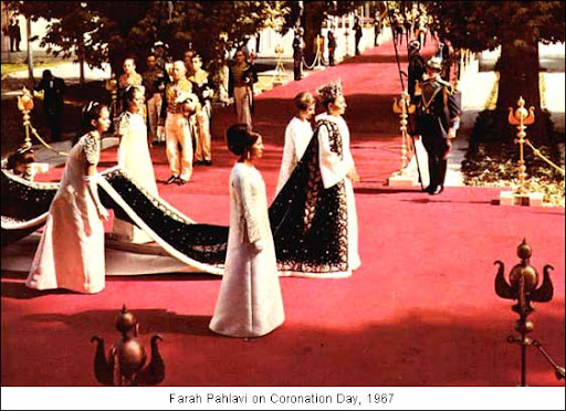 FAMILIA IMPERIAL DE IRAN - Página 3 37_farah_coronation20
