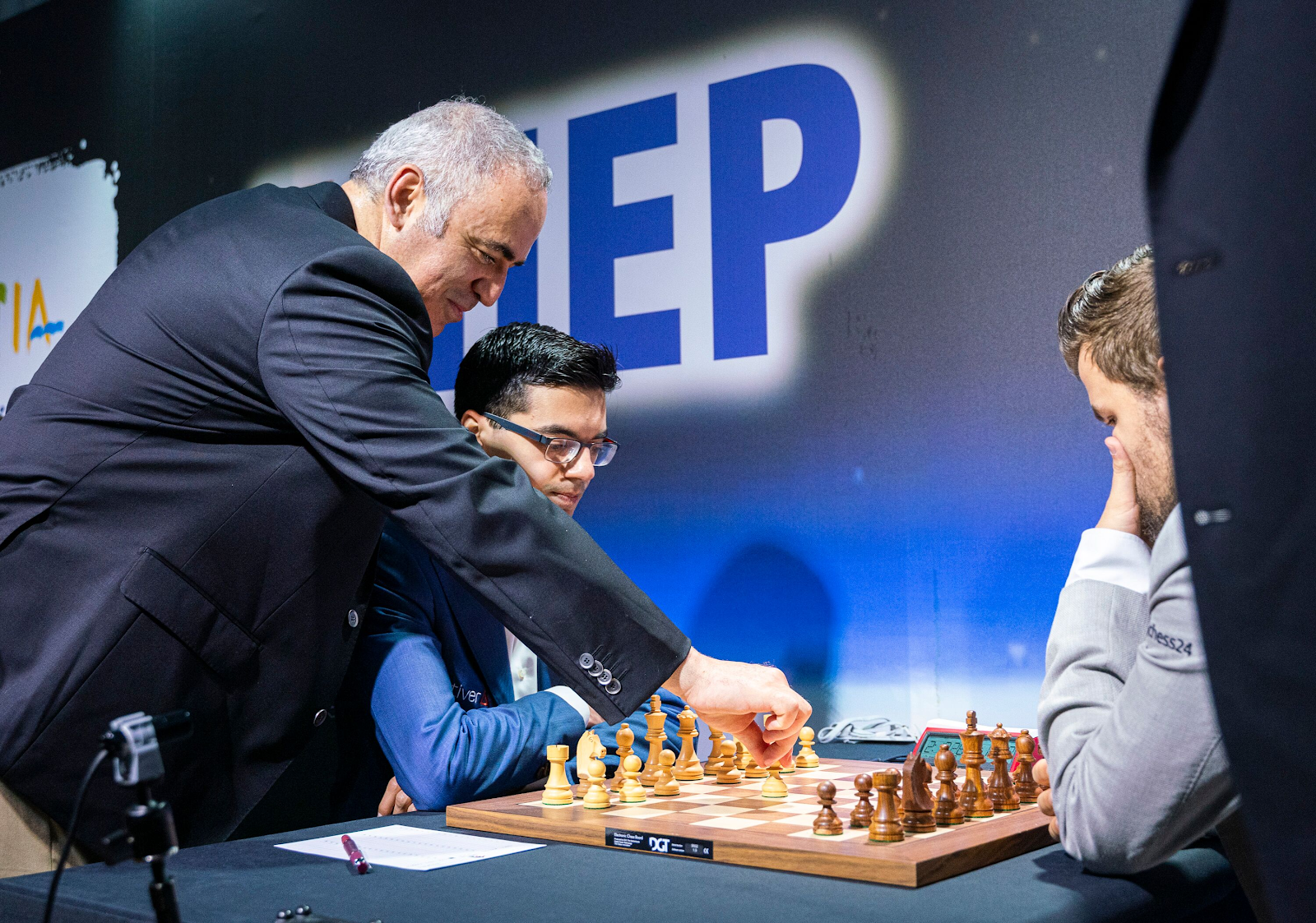 ITALIAN GAME!! Magnus Carlsen vs Anish Giri