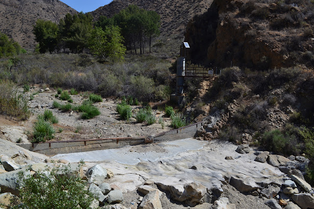 gauge measuring no water on Castaic Creek