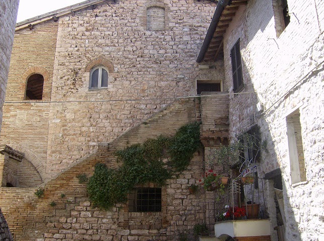 Sant'Eraclio: Casa Castellana con erbacce