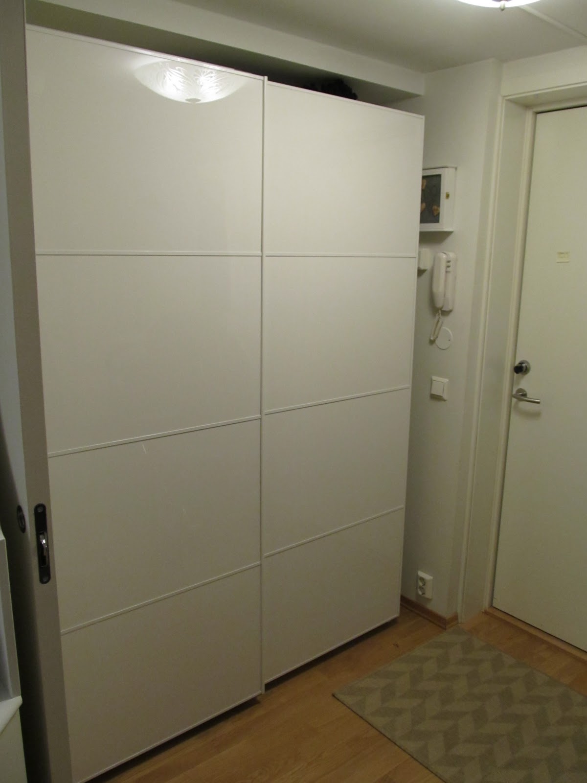 Ikea skyvedørsgarderobe montering – Materialvalg for baderomsmøbler