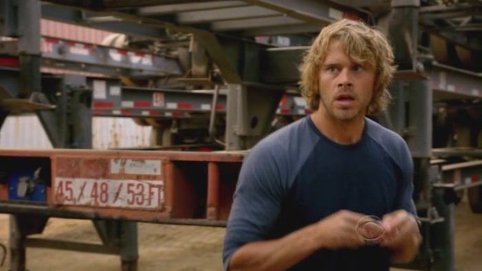 Deeks y sus alias S2E6_000819