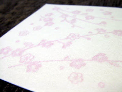 和紙の表現方法「漉き合わせ」でポストカードの模様を形作った事例
