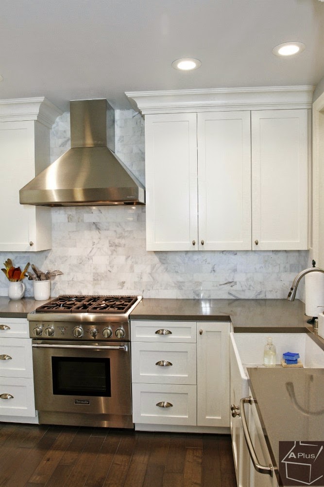 Угол кухонной столешницы: видна плита и мойка