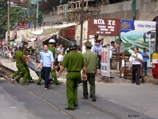 Về việc: Công an Hà Nội trấn áp, đàn áp thô bạo người dân biểu tình 17-7-01anhbasam