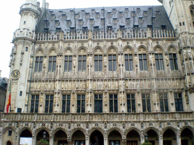 Fachada del Ayuntamiento de Bruselas, decorada con esculturas