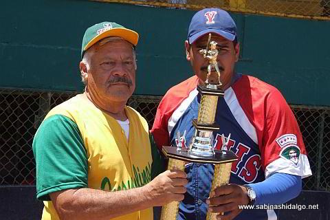 Oscar Montemayor recibe el trofeo al equipo subcampeón en el softbol de veteranos