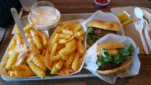 Hamburger Restaurant «Shake Shack», reviews and photos, 199 Niagara Lane, Central Valley, NY 10917, USA