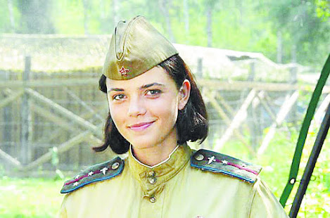 Дарья Дементьева в роли лётчицы Галины Гусевой.  Для картины она обрезала свои длинные волосы