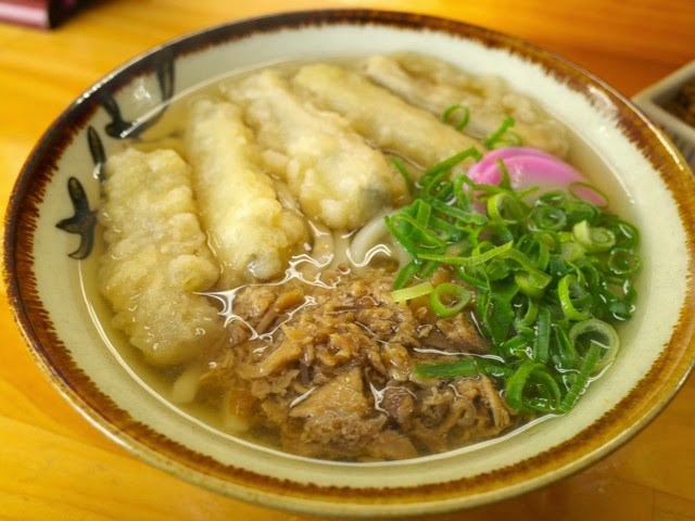 麺が見えなくなるほど図太いごぼう天が盛られた、ごぼ天かしわうどん