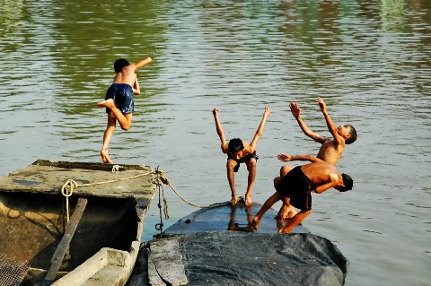 Bộ ảnh dòng sông quê hiền hòa, gắn bó với tuổi thơ Dòng sông tuổi thơ