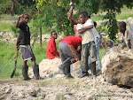 Des enfants cherchent à récupérer des barres de fer sur le site de l'hôpital de Kintambo, construit anarchiquement et démoli sur décision du gouvernement provincial à Kinshasa. Radio Okapi/ Ph. John Bompengo