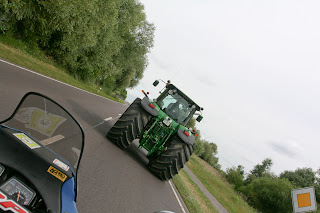 Jedan od rijetkih traktora na cesti