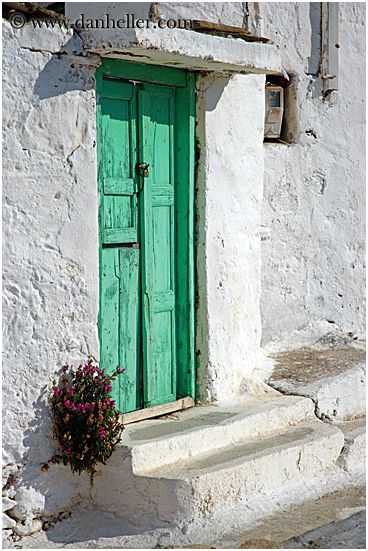 Decora la entrada de casa, pintando la puerta de verde.