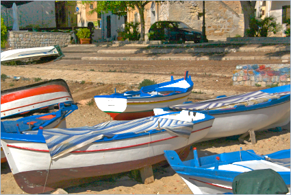 Sizilien - Bunte Fischerboote am Strand.