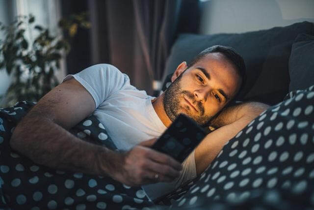  Sử dụng điện thoại trước khi ngủ cũng gây mất ngủ, ngủ không sâu giấc
