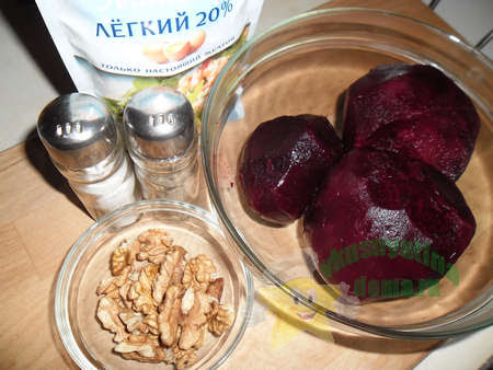 Ингредиенты для салата из свеклы с грецкими орехами и чесноком Ингредиенты для салата из свеклы с грецкими орехами и чесноком