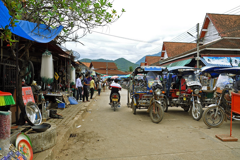 TRECE: vuelta ciclista a Luang Prabang - TAILANDIA A LAOS POR EL MEKONG Y LA ISLA ELEFANTE (6)