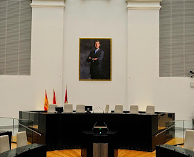 El retrato de Felipe VI ya preside el Salón de Plenos del Ayuntamiento de Madrid