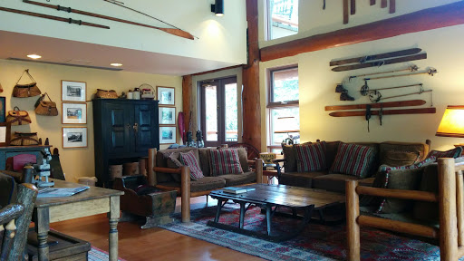 Отель Moraine Lake Lodge