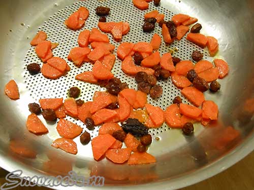обжарить морковь и изюм