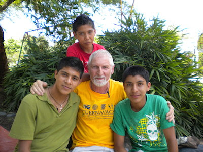 Gust mit seinen derzeitigen Patenkindern: Eric, Mateo und Stanley.