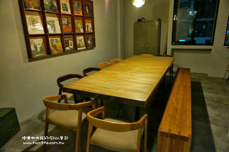 煙燻咖啡館內最大木桌可以容納12人
