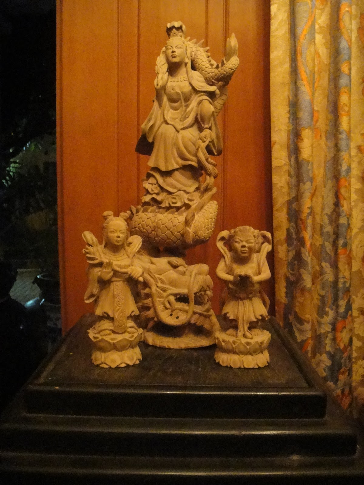 Antik Sadaya Patung Dewi Kwan Im Kayu Cendana Wangi