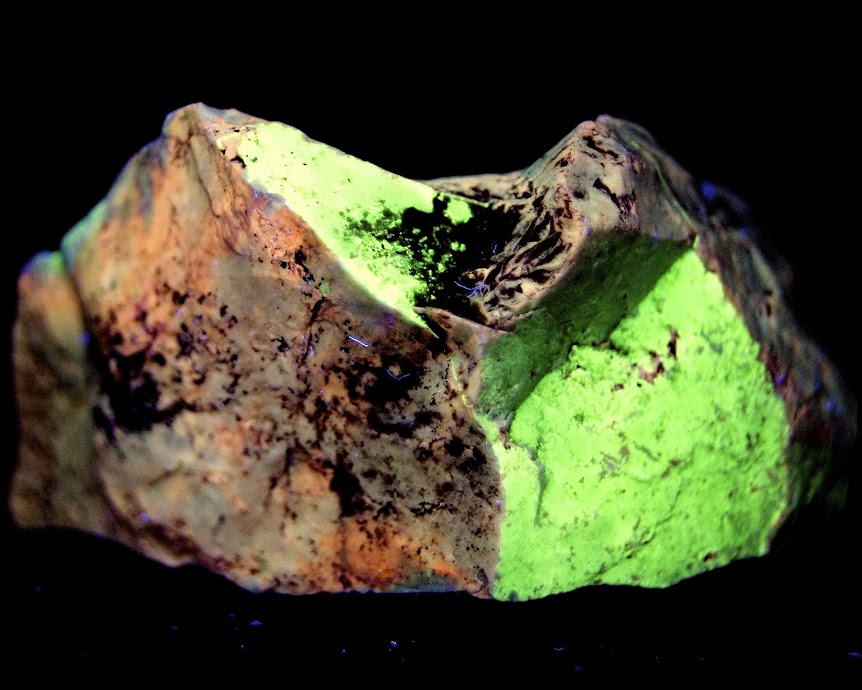 Colección de Minerales Fluorescentes - Página 3 O%25CC%2581palo%252C+Cerro+Almovar%252C+Vallecas%252C+Madrid.+uv+oc