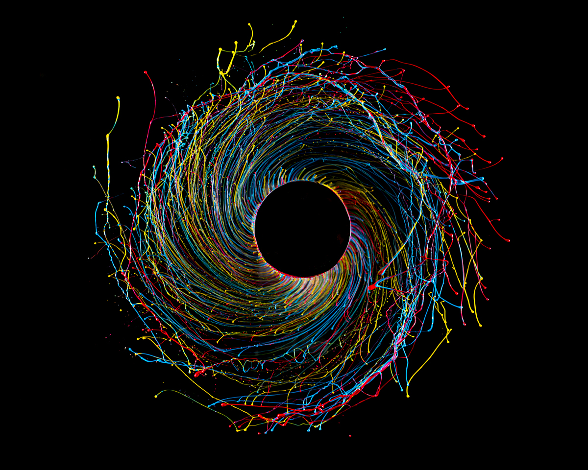 ＊藝術家Fabian Oefner油漆高速轉動：1秒呈現黑洞吞噬狀態！ 6