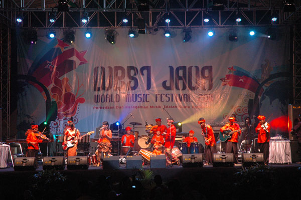 Sambasunda Junior tampil di 2nd West Java World Music Festival 2011, Monumen Perjuangan, Bandung 16 Juli 2011