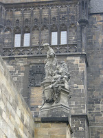 Karelbrug - Stare Mesto Stadspoort met beeld St Ivo.JPG