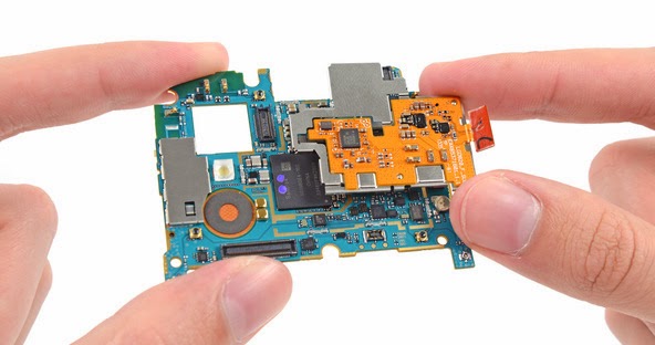 Bên trong Nexus 5: vẫn có keo nhưng dễ sửa chữa Ben_trong_Nexus_5_16.