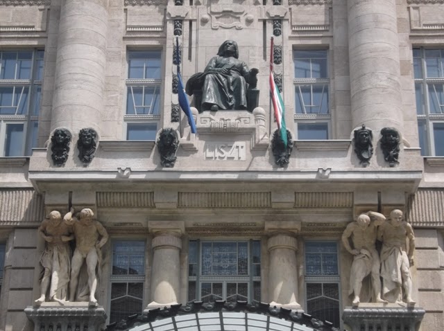 Budapest I: llegada; Visitas Parlamento & Ópera; Musical - En SOLITARIO por Rumanía, Hungría, Eslovaquia & Chequia (28)
