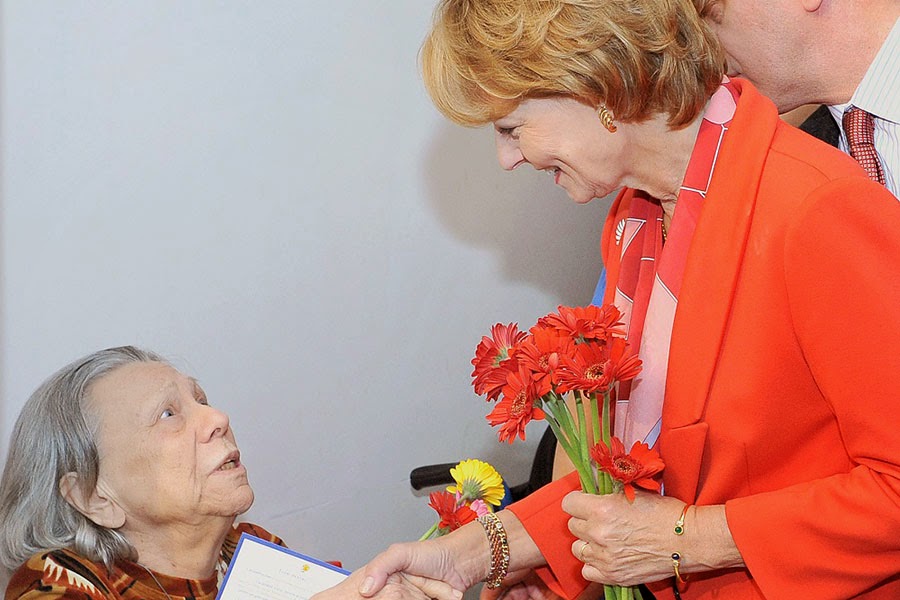 Principesa Margareta a împărțit flori de Ziua Internațională a Persoanelor Vârstnice. Programul Niciodată Singur, exstins la Ploiești și Constanța Principesa Margareta a împărțit flori de Ziua Internațională a Persoanelor Vârstnice. Programul Niciodată Singur, exstins la Ploiești și Constanța