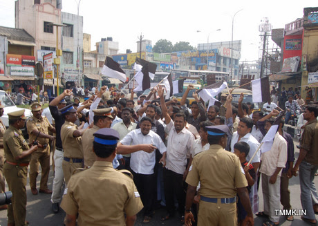 பிரதமருக்கு கருப்புக்கொடி; மனிதநேய மக்கள் கட்சி, தமுமுகவினர் கைது!