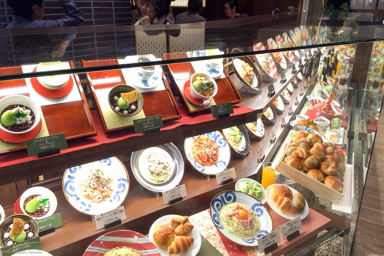 美味しそうなメニューが並ぶガラスショーケース