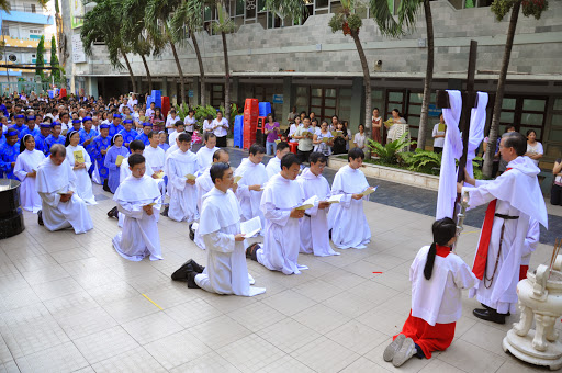 Viếng Đàng Thánh Giá trọng thể