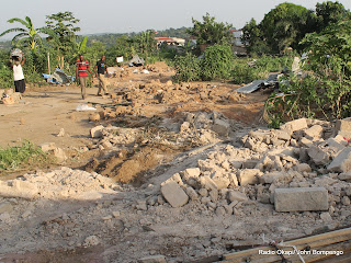 Démolition de constructions anarchiques par la police le 20/02/2013 au cimetière de Kinsuka à Kinshasa. Radio Okapi/Ph. John Bompengo