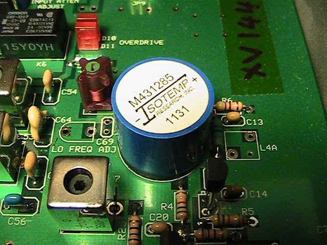 Exposed temperature sensitive components in
                    the Elecraft XV144 transverter 116 MHz Local
                    Oscillator: slug tuned L19 at 10 o'clock from
                    Isotemp crystal oven; Q1, C12 (behind Q1), C14 and
                    L4 (at 3 o'clock next to crystal oven)