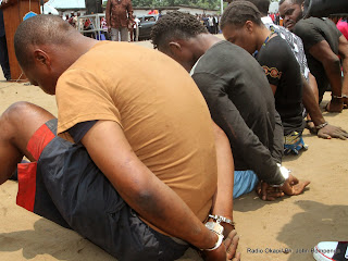 Des bandits armés présentés par la Police Nationale Congolaise (PNC) le 23/09/2014 à Kinshasa dans la commune de Bandalungwa. Radio Okapi/Ph. John Bompengo