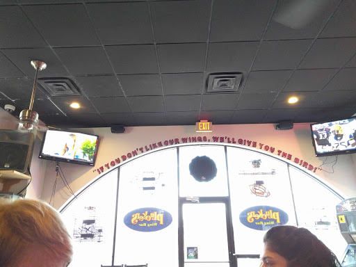 Chicken Wings Restaurant «Pluckers Wing Bar», reviews and photos, 4225 Nicholson Dr #101, Baton Rouge, LA 70808, USA