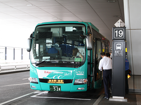 成田空港交通「Tokyo Suttle」　・524　成田空港第2ターミナル19番乗り場改札中