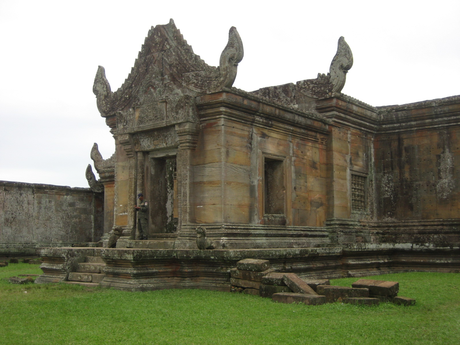 https://upload.wikimedia.org/wikipedia/commons/e/e9/Preah-vihear.jpg