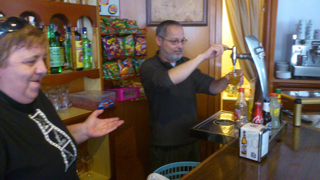 Luciano da Hora y Elena Martin en su bar de Puerto de Béjar