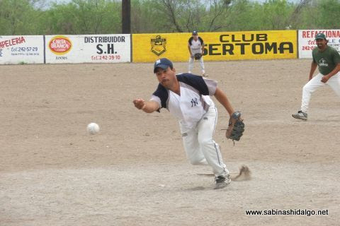 Dagoberto Torres de Yankees en el softbol del Club Sertoma