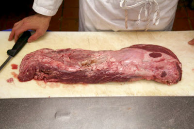 chuẩn bị cắt thăn nội bò